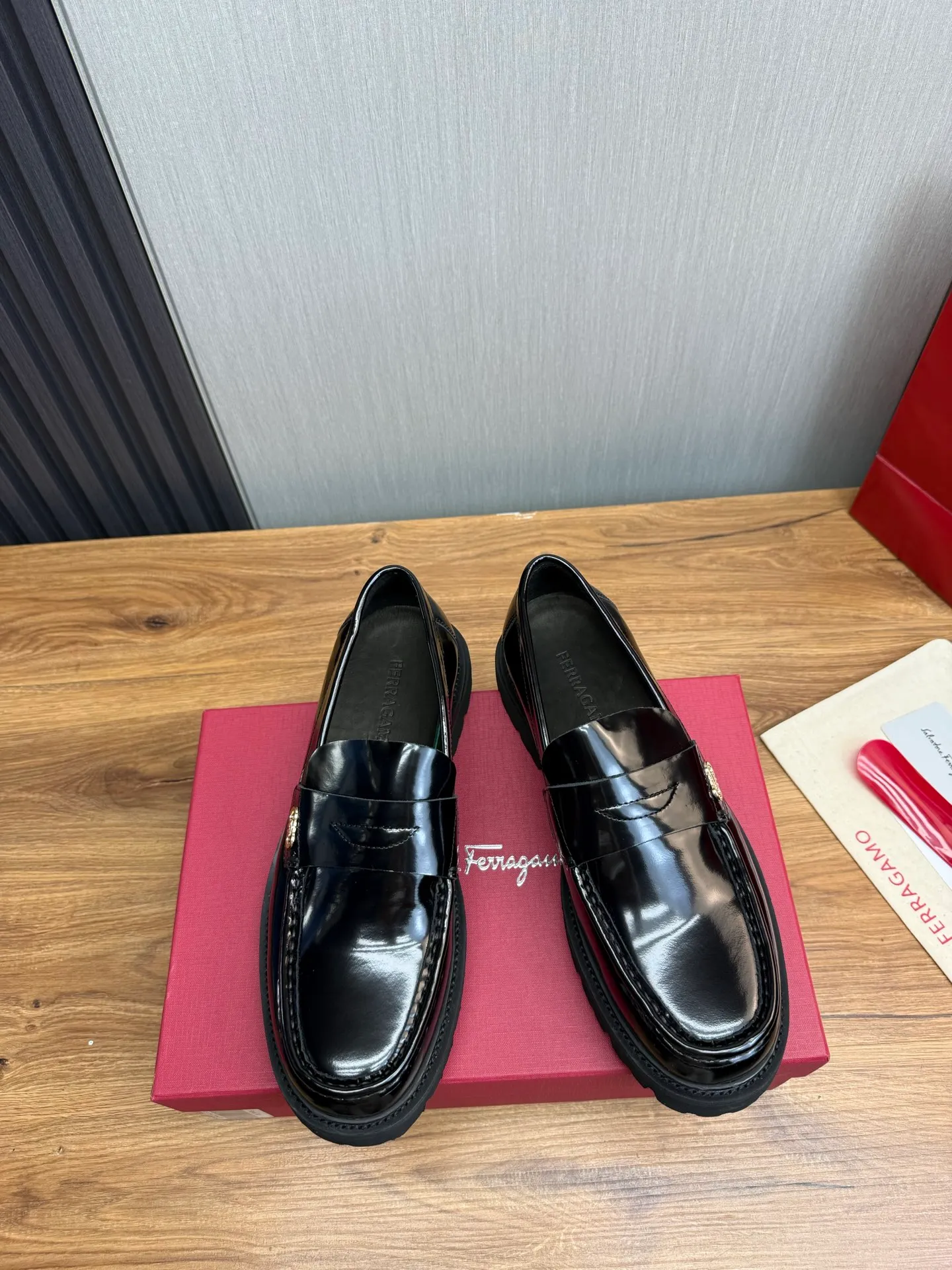 Men's shoes 💰880💰 Ferragamo. [Ferragamo] Men's Loaf leather shoes, the latest hot style, 1:1 original purchase quality, top quality, imported open-edge beaded cowhide leather on the upper, hand-made three-dimensional stitching highlights the round toe design, the inner feet are made of imported cowhide, with original wear-resistant rubber outsole, matching code 39-44, (38, 45 custom-made, non-refundable)